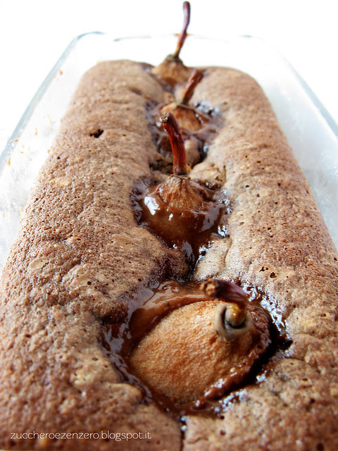 Torta cioccolato e pere intere