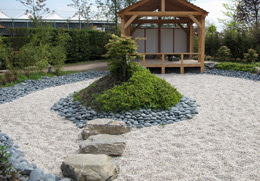 Dreischichtplatte Altholz Kieselsteine Garten