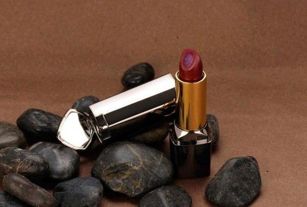 C'est une Rouge a lèvre Chargé de tous les énergie Positive de La Haute Magie Rouge pour faire dégager une Puissante Charme A la femme qui la passera sur ces deux lèvre supérieur et inférieur toute en lui donnant une beauté Divine. Tout homme quelle Croisera aura fortement le grand envie de l'embrasser, et Tout homme qu'elle Embrassera sera fou amoureux d'elle. La Puissante Rouge à lèvre la rendra irrésistiblement irrésistible. NB : Notez bien vos lèvres supérieur et inférieur, si vous faite le contraire, vous aurez l'effet contraire. ROUGE à LEVRES MAGIQUE D'AMOUR