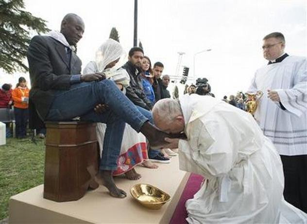 El Papa lava pies de musulmanes, ortodoxos, hindúes y católicos