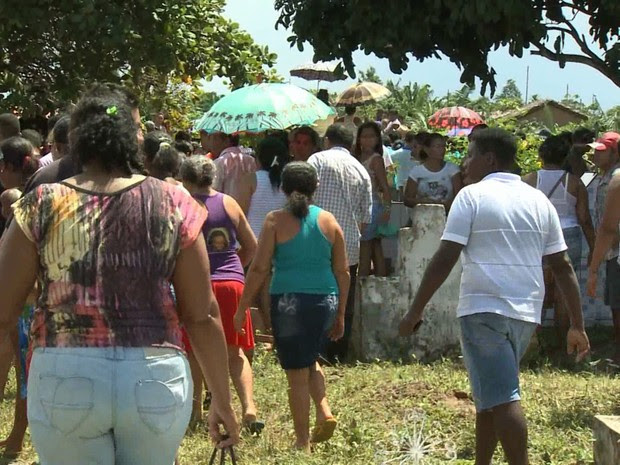 Vítimas de acidente foram sepultadas na tarde desta quarta, no cemitério municipal de Bacuri (Foto: Reprodução/TV Mirante)