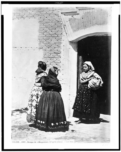 Paisanas de Toledo a la puerta de un convento en el siglo XIX. Fotografía de Jean Laurent. The Library of Congress of the United States of America