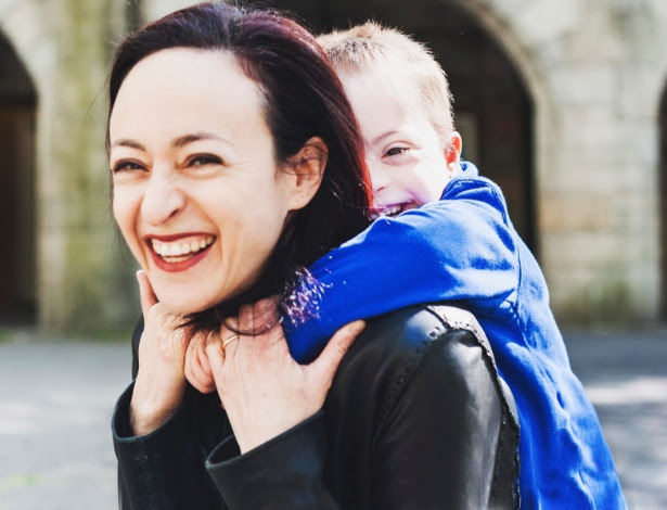Rachel e o filho Henry em sua garupa.