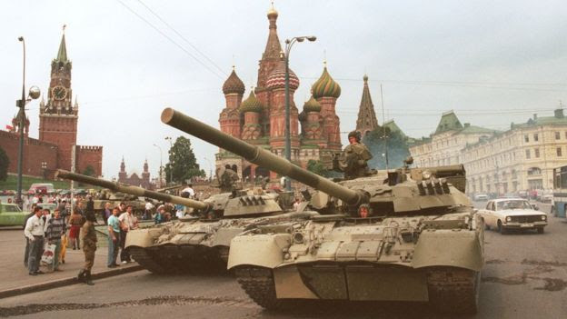 Xe tăng chiếm khu vực gần Cổng Spassky Gate (trái), lối vào Điện Kremlin và Thánh đường St. Basil's hôm 19/8/1991 sau cuộc đảo chính nhằm lật đổ ông Gorbachev. Cuộc đảo chính thất bại vào chiều 21/8 khi Bộ Quốc phòng ra lệnh cho lính rút khỏi Moscow