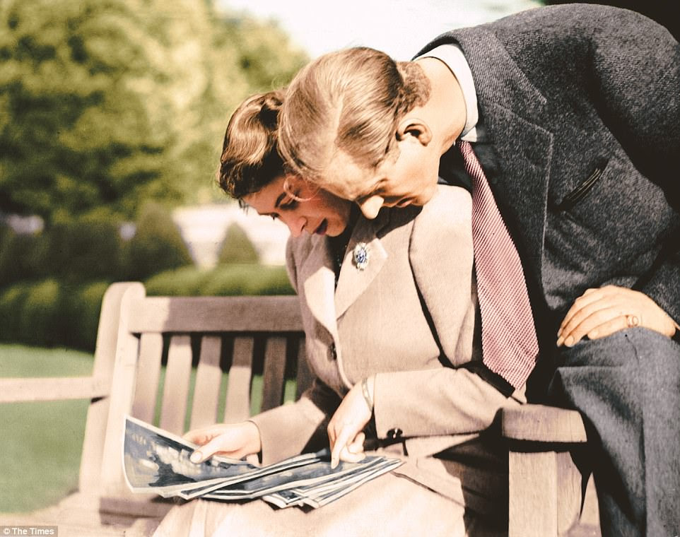 A princesa Elizabeth e o Duque de Edimburgo, fotografaram nos terrenos de Broadlands olhando suas fotografias de casamento