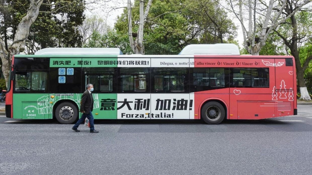 Ảnh cờ Ý được vẽ trên một chiếc xe buýt ở Hàng Châu, tỉnh Chiết Giang, Trung Quốc ngày 24/03/2020.