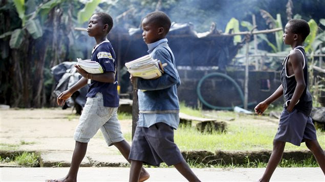 Des écoliers reviennent chez eux en fin de journée près de Yenagoa, dans le delta du Niger.