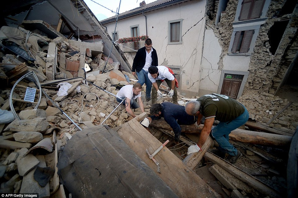 As equipes de resgate cavaram desesperadamente através de edifícios desmoronados para alcançar aqueles que ficaram presos debaixo edifícios desmoronaram em Amatrice
