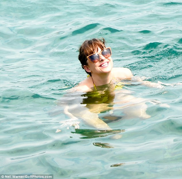 Smiles all round! A atriz Shades Cinquenta não conseguiu esconder a sua alegria quando ela deu uma dica no mar perfeitamente azul