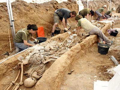Excavación, ayer, en la fosa común que los falangistas utilizaron en 1936 para sus asesinatos en Gumiel de Izán (Burgos). MÓNICA PATXOT