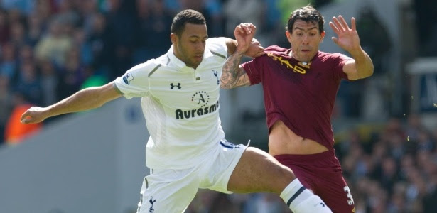 Tevez sofre marcação cerrada de Dembele (esq.) na derrota do City para o Tottenham