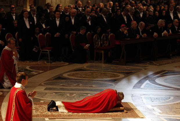 Papa reza deitado no chão da Basílica de São Pedro (Foto: Max Rossi/Reuters)