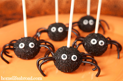 Creepy, Crawly, Delicious Spider Cake Pops. Enjoy biting into these delicious spider treats this Halloween! @homelifeabroad.com #halloween #cakepop #delicious #sweets