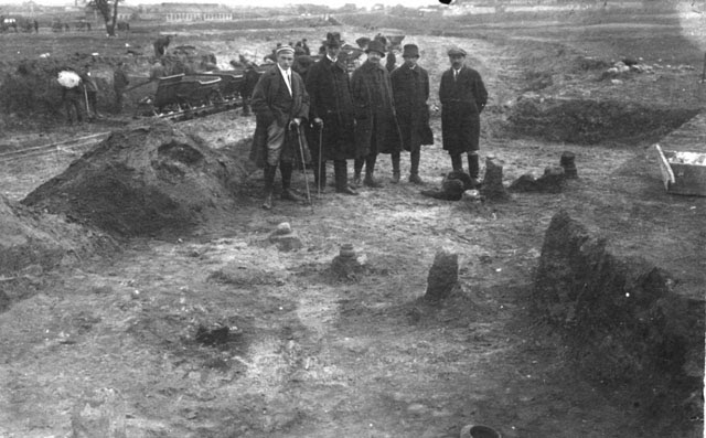 Końskie. Teren wykopalisk na Budowie. Od lewej Henryk Seweryn Zawadzki, inż. Komorowski, dr R. Jakimowicz, L. Sawicki, inż. Mirski. Fotografia 22.04.1925 rok Końskie. Teren wykopalisk na Budowie. Od lewej Henryk Seweryn Zawadzki, inż. Komorowski, dr R. Jakimowicz, L. Sawicki, inż. Mirski. Fotografia 22.04.1925 rok