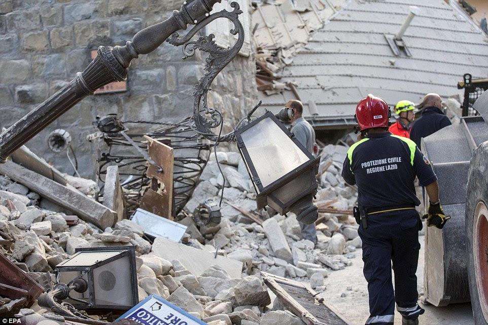 Luzes fora: Muitos moradores descreveram como suas cidades foram mergulhou na escuridão quando aconteceu o terremoto. Os membros do Protezione Civile (Protecção Civil) são vistos aqui em Amatrice