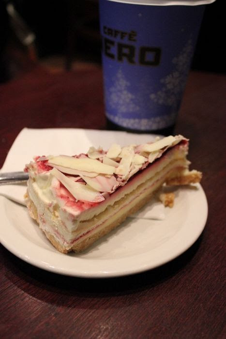 photo Strawberrywhitechocolateshortbreadcake467x700_zpse4d9f20f.jpg