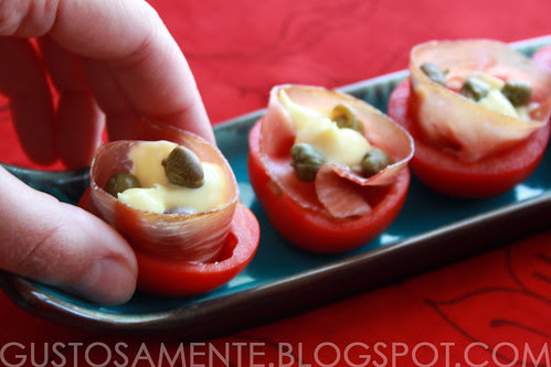 Speck in barchette di pomodorini con salsa agre alla senape