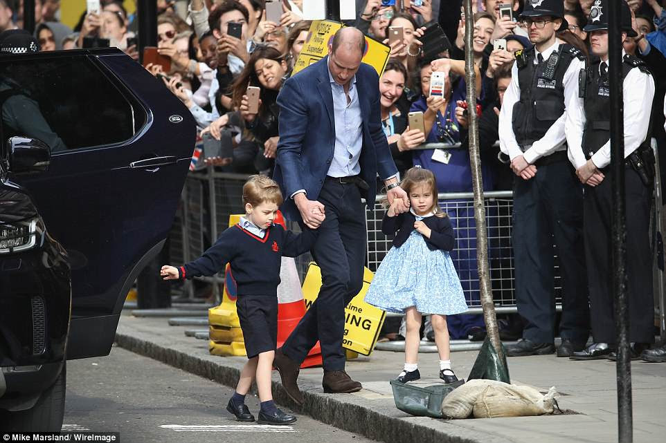  O prÃncipe George e a princesa Charlotte foram conduzidos ao prédio em Paddington de mãos dadas com o duque de Cambridge.