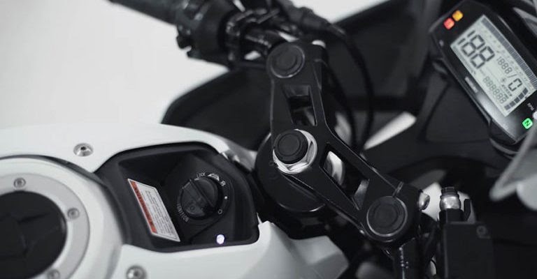 Cara Membuka Jok Motor Yang Terkunci Tanpa Kunci
