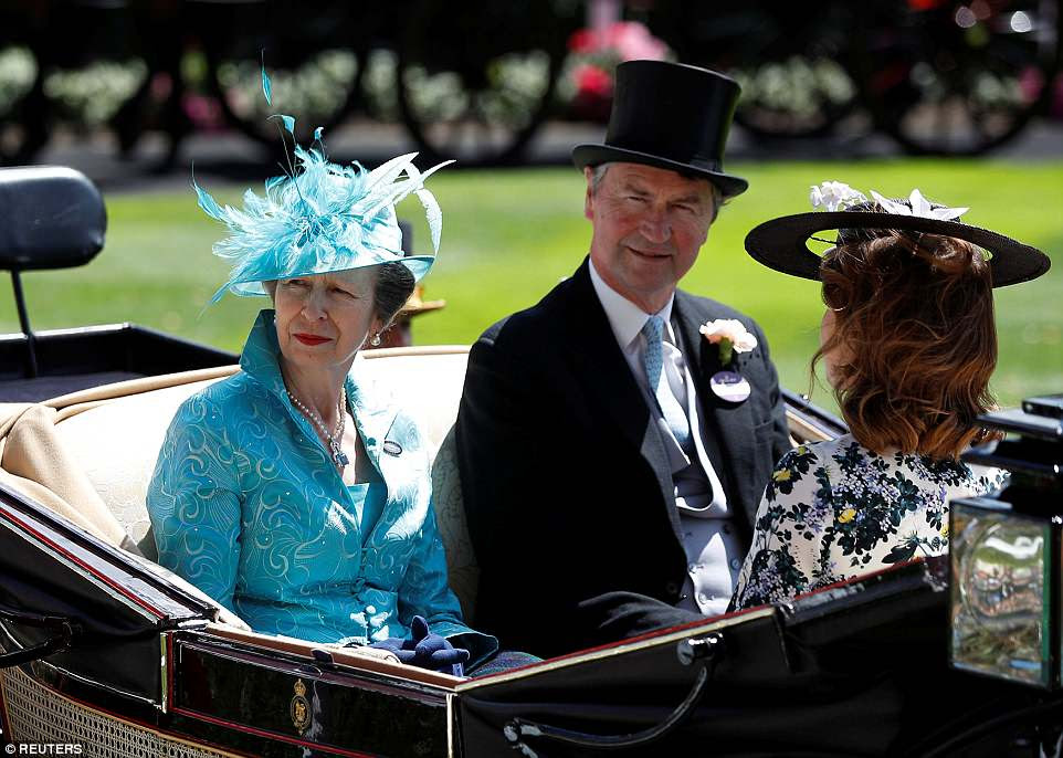 Após a rainha na segunda carruagem foi a princesa real com seu marido vice-almirante Sir Tim Laurence, bem como a princesa Beatrice e a princesa Eugenie de York