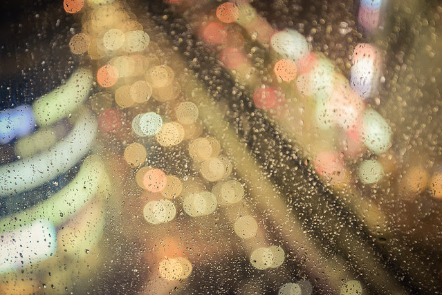 雨中光點 http://farm4.static.flickr.com/3818/11492139573_10c67d56d4_z.jpg