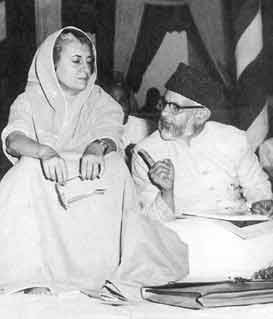 Yunus Saleem with Indira Gandhi