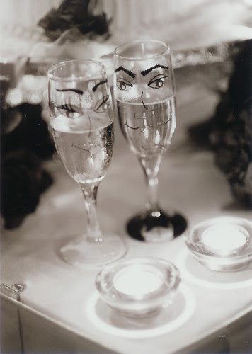 Details_ToastingFlutesBW_Big