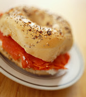 Sándwich de rosca de pan con salmón