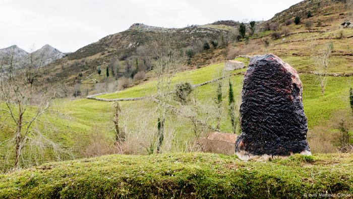 Historians say the monuments should stay - if they are put in the right historical context Stone monument in a field copyright: Martinez-Conde