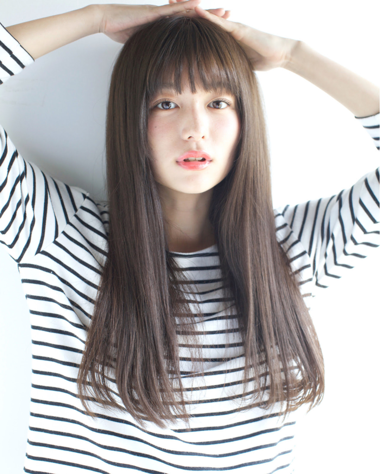 ヘアカタログ ロング ストレート 前髪 Bartu Ansari