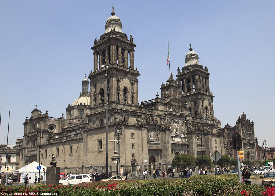 It is the largest cathedral in the Americas and contains 16 chapels, 14 of which are currently open to the public