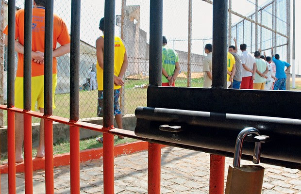 SUPERLOTAÇÃO Internos no presídio de Alcaçuz. São 800 presos num lugar onde caberiam, no máximo, 600 (Foto: Carlos Santos/DN/D.A Press) SUPERLOTAÇÃO Internos no presídio de Alcaçuz. São 800 presos num lugar onde caberiam, no máximo, 600 (Foto: Carlos Santos/DN/D.A Press)