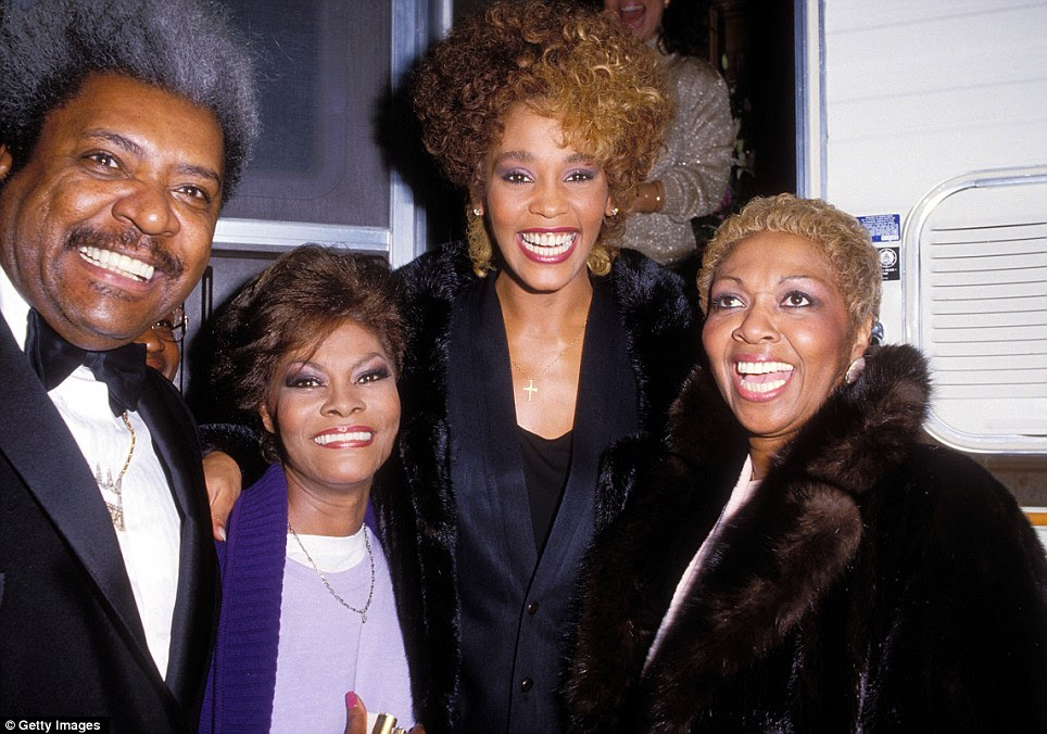 Família de cantoras: Whitney visto aqui com sua mãe Cissy, à esquerda, e Dionne Warwick primo, à direita, e Rei Don, longe leftleft