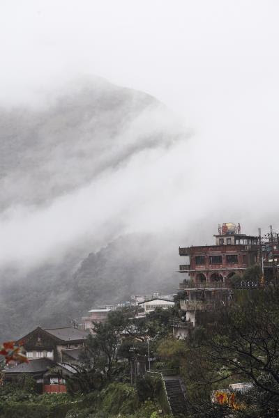 雲霧中的山城九份,是胡達華創作 永不厭倦的主題。(林格立攝) 雲霧中的山城九份,是胡達華創作 永不厭倦的主題。(林格立攝)