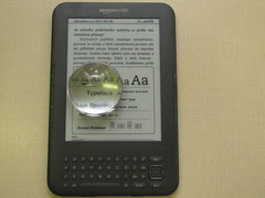 Kindle - ukázka práce s dialogem pro přizpůsobení písma pomocí asférické lupy