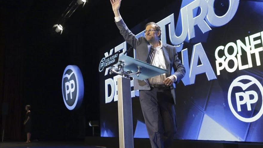 Rajoy promete más participación en el PP frente a las primarias de "broma" de otros