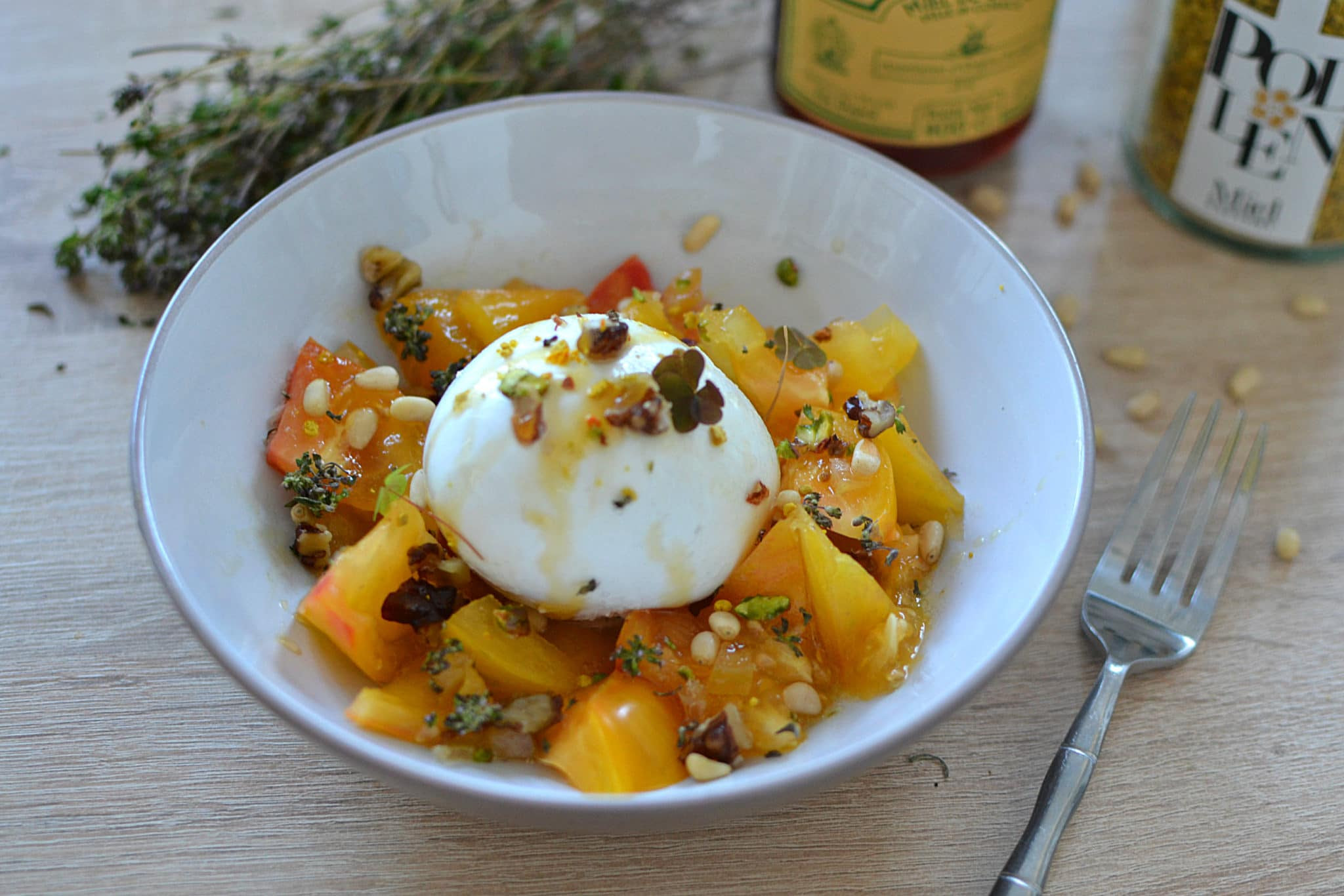 Burrata miel fruits secs et thym