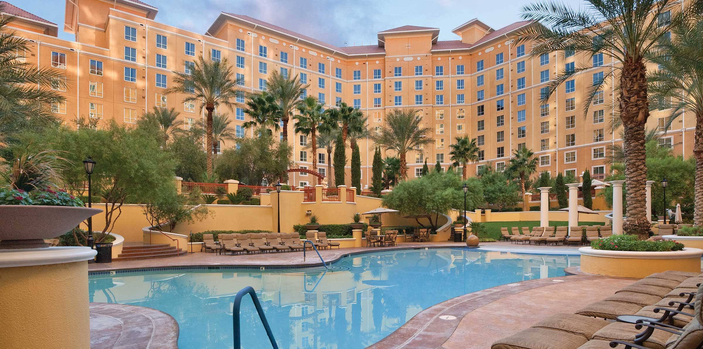 16 Beautiful Desert Club Resort Las Vegas