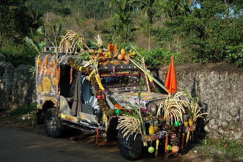 Ein Jeep ist mit Früchten und Fahne geschmückt um Pilger zum Sabarimala Tempel zu bringen