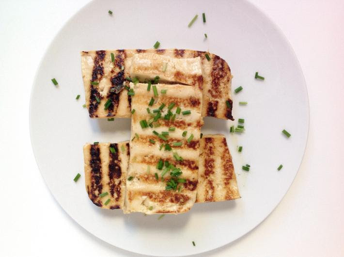 http://lacucharazul.wordpress.com/2014/02/23/tofu-marinado-con-jengibre-y-miel/
