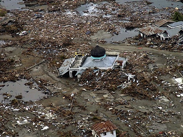 Efeitos do tsunami de 2004 que devastou a costa de Sumatra (Foto: AFP)