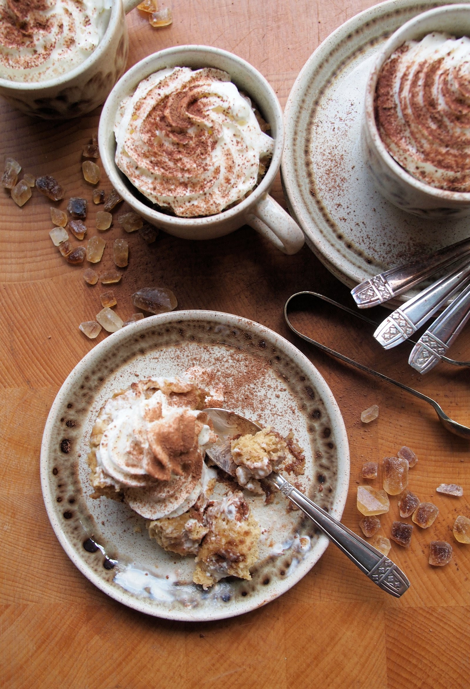 Little Coffee Cup Chocolate-Chip Cakes with Vanilla Cream Froth Little Coffee Cup Chocolate-Chip Cakes with Vanilla Cream Froth