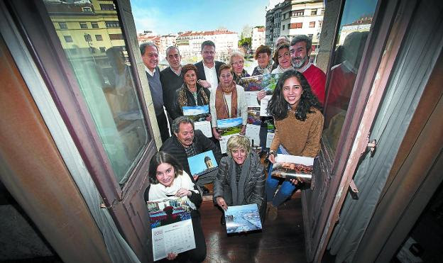 Varios de los autores de las fotografías, José Antonio Santano y Gerardo García, en el balcón del Ayuntamiento.
/F. DE LA HERA