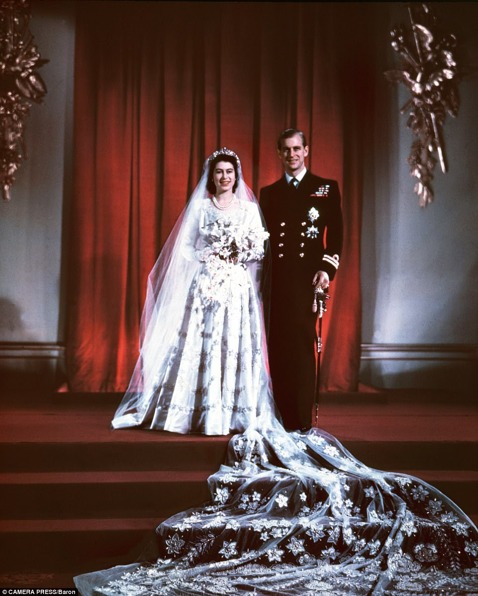 O monarca britânico HM Rainha Elizabeth II (então a princesa Elizabeth) eo príncipe Philip (duque de Edimburgo) retrataram no dia do casamento no palácio de Buckingham, Londres, 20.11.1947