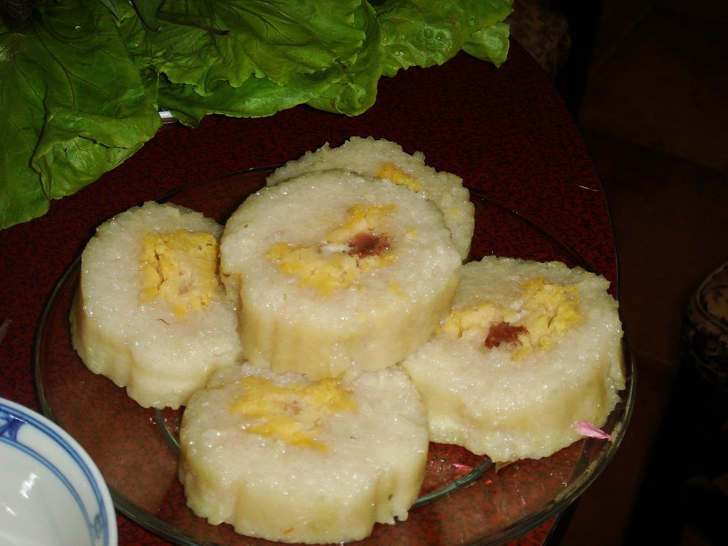 https://upload.wikimedia.org/wikipedia/commons/f/f6/Banhtet.jpg