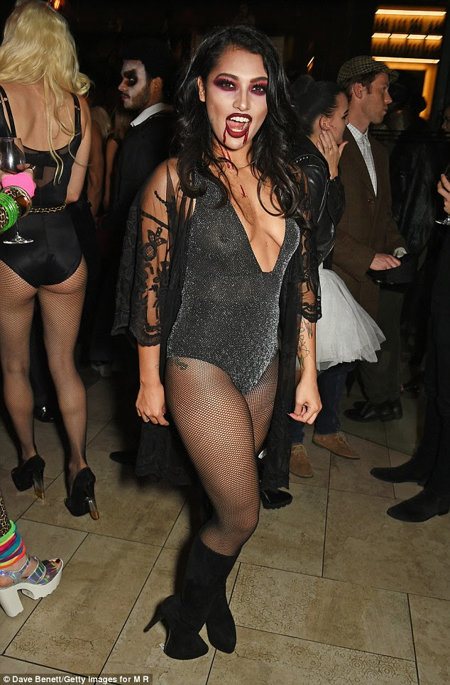 Nenhum presas: The Saturdays 'Vanessa White Fui como um vampiro muito sexy, optando por ir sem sutiã em um collant prata brilhante