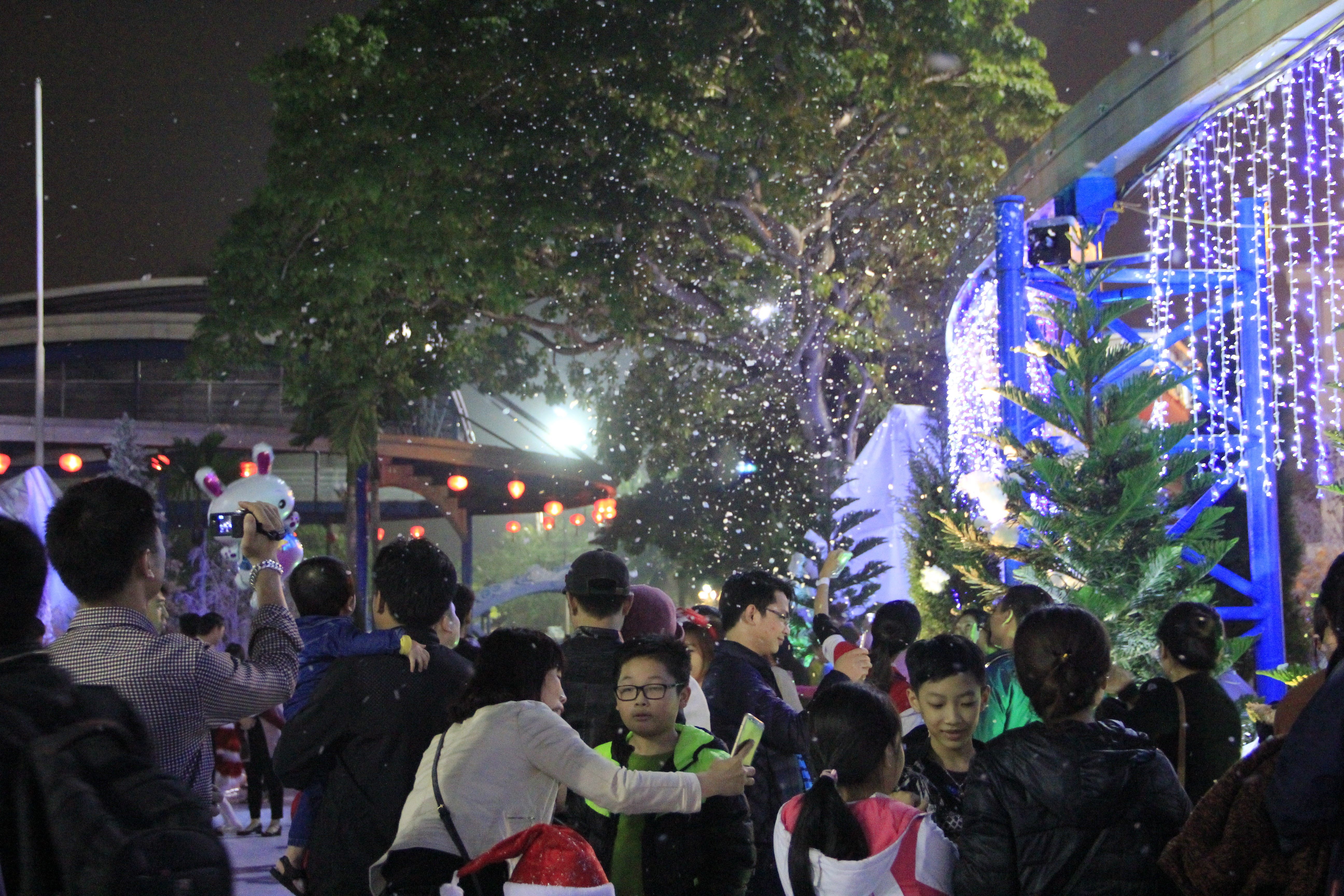 Hà Nội: Hot girl tự sướng giữa tuyết trắng trong đêm Noel - ảnh 1 Hình ảnh Hà Nội: Hot girl tự sướng giữa tuyết trắng trong đêm Noel số 1