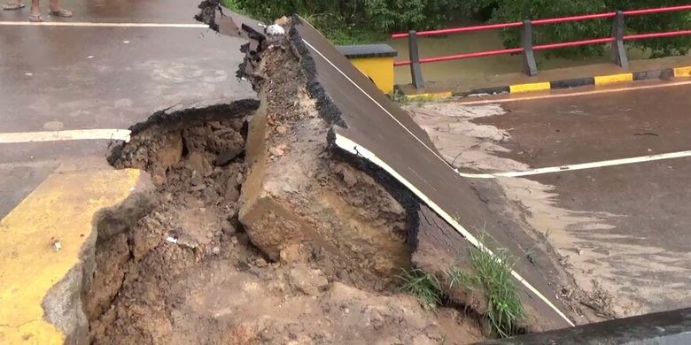 Jembatan Sungai Rungau di Jalan Trans Kalimantan, Kabupaten Seruyan, Kalimantan Tengah yang ambles, Sabtu (30/12/2017)