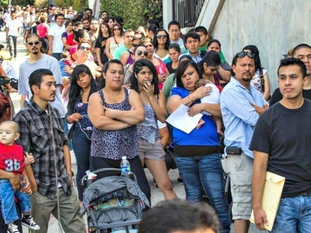 Immigrants-line-up