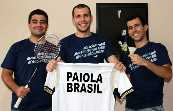 Tomaz, Daniel e Ettore com as camisetas que divulgam o feito de Paiola no Pan de Guadalajara (Divulgação/Assessoria Daniel Paiola) divulgacao-050112-tomaz_daniel_ettore-700x